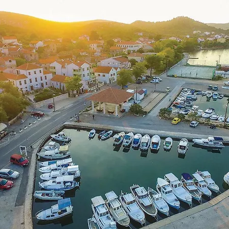 Three-bedroom In Semesterbostad *